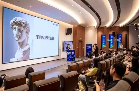Une session de formation professionnelle sur l'IA organisée à Wuhan a attiré des participants âgés de 20 à 70 ans, parmi lesquels figuraient des anciens combattants, des jeunes diplômés et des mères au foyer. Les participants ont appris à utiliser des outils tels que Qwen pour optimiser leur CV, analyser les entreprises cibles et améliorer leur efficacité au travail, soulignant ainsi le rôle de l'IA dans les reconversions professionnelles et la recherche d'emploi.