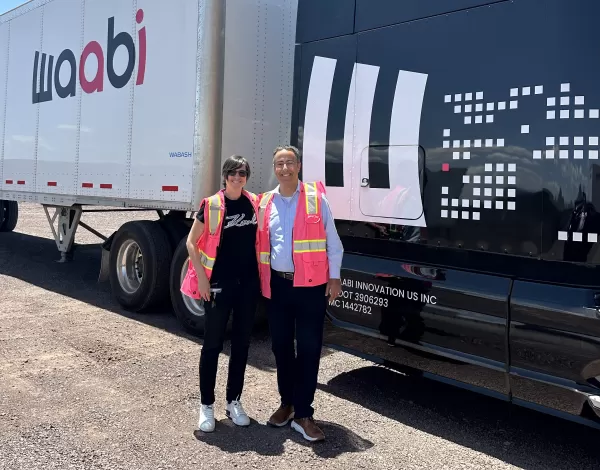Waabi нанимает генерального директора Uber Freight Лиора Рона на должность операционного директора для масштабирования коммерческих операций беспилотных грузовиков, которые будут запущены позже в этом году. Ребекка Тинуччи, ранее работавшая в Tesla, возглавляет Uber Freight. Рон остается председателем. Подход Waabi, ориентированный на ИИ, и финансирование в размере 287,7 млн долларов направлены на опережение конкурентов, таких как Aurora.