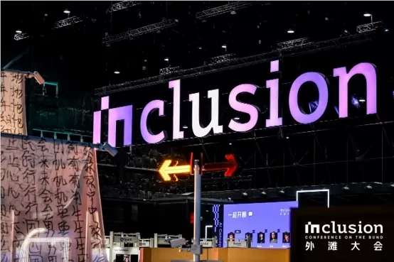 Конференция Inclusion Bund 2026 в Шанхае провела свой первый фестиваль ИИ-арта с 9 по 12 сентября. Ключевые моменты включают первую в Китае выставку концепт-арта, созданного с помощью агентов ИИ, с участием AARON Харольда Коэна, более 100 мировых фильмов об искусственном интеллекте, включая «Одна мысль», отобранный на Каннском кинофестивале, и первый в Китае концерт виртуального кумира ИИ с участием Юри Юли. Мероприятие объединяет онлайн-создание произведений с физическими площадками, демонстрируя передовые достижения в области ИИ-арта, кино и музыки.