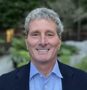 Mark Klein, CEO von SuRo Capital, warnt vor einer gefährlichen Überhitzung des KI-Startup-Marktes, dessen Bewertungen sich innerhalb weniger Monate verdreifacht haben Er sieht eine beispiellose Geschwindigkeit bei KI-Firmen der zweiten Reihe, denen es an grundlegenden Fortschritten mangelt Während er auf OpenAI setzt, hält SuRo Bargeld für eine Korrektur zurück Klein unterscheidet zwischen Infrastruktur und vertikalen Anwendungen als geerdet und überbewerteten Anwendungsschichten, die vor einer zukünftigen Konsolidierung stehen