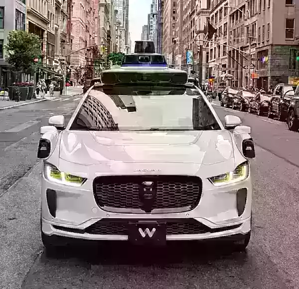サンフランシスコの病院に向かう途中、ウェイモのロボットタクシーの車内で妊婦が出産した。ドライバーレス車の遠隔操作チームが異常な動きを感知して911に通報したが、車は救急隊より先に病院に到着した。ウェイモの自律走行型タクシーでの出産は、フェニックスでの事故に続いて少なくとも2件目となる。