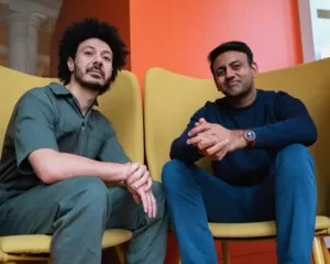 Clay, uma startup de automação de vendas alimentada por IA, levantou 100 milhões de dólares em uma rodada de financiamento Série C, liderada pela CapitalG, dobrando sua valoração para 3,1 bilhões de dólares. A plataforma aprimora estratégias de go-to-market com fluxos de trabalho impulsionados por IA, atendendo clientes como a OpenAI.