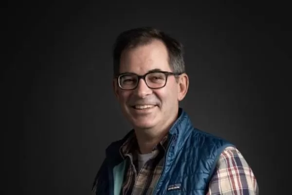 El proveedor de inteligencia artificial en la nube Coreweave ha vivido un año dramático, con una salida a bolsa en marzo exagerada pero decepcionante y una adquisición fallida en octubre de su socio Core Scientific. Su consejero delegado, Michael Intrator, defendió la volatilidad de sus acciones y su elevado endeudamiento, presentando a la empresa como una fuerza disruptiva que construye un nuevo modelo de nube. Coreweave pasó de la minería de criptomonedas a convertirse en un actor clave de la infraestructura de IA, respaldada por importantes asociaciones con Microsoft, Nvidia y OpenAI, y se expandió a través de varias adquisiciones.