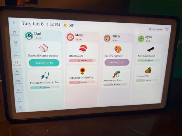 Skylight stellte auf der CES 2026 seinen schlankeren digitalen Familienplaner Skylight Calendar 2 vor. Sein Hauptverkaufsargument ist die KI-gestützte Software, die Termine aus mehreren Diensten wie Google Calendar und iCal zusammenfasst, Ereignisse aus Fotos von Papierflyern aktualisiert und bei der Essensplanung, Einkaufslisten und Rezepten hilft. Das Unternehmen bedient bereits über 13 Millionen Familien.