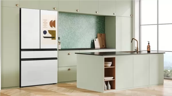 삼성전자는 미국에서 자사가 출시한 ‘Bespoke AI Refrigerator Home Hub’용 주요 소프트웨어 업데이트를 발표했습니다. 이 업데이트를 통해 하드웨어 변경 없이 새로운 인공지능 기능들이 추가되었습니다. 업데이트 내용에는 구글 제미니가 지원하는 개선된 인공지능 기반의 식품 인식 기능, 보다 자연스러운 음성 비서 서비스인 ‘Bixby’, 그리고 요리 레시피 및 재고 관리를 위한 맞춤형 일일 위젯들이 포함되어 있습니다. 이번 업데이트의 목적은 식품 관리의 효율성을 높이고 낭비를 줄여 보다 스마트한 주방 사용 경험을 제공하는 것입니다. 업데이트는 5월 11일 일부 모델부터 시작되었으며, 2026년까지 다른 시장으로도 확대될 예정입니다.
