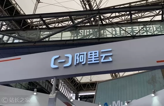 恒生电子与阿里云达成全面AI技术栈合作，共同推动金融行业智能化进程。此次合作将结合恒生电子的金融专业优势与阿里云在AI领域的技术实力，重点聚焦大模型算力及智能应用领域。初步成果包括基于Qwen模型的联合AI解决方案以及平台集成。未来合作将扩展至AI基础设施、代理平台及行业专用模型开发等领域。