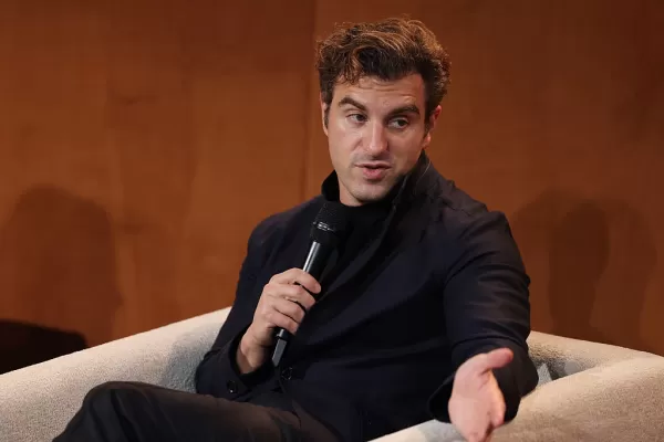 O CEO da Airbnb, Brian Chesky, diz que os chatbots de IA ainda não são um 'novo Google', pois carecem de modelos proprietários. O atendimento ao cliente com IA da Airbnb reduziu o contato com agentes humanos em 15%, com planos para aprimorar a pesquisa e a personalização por IA.