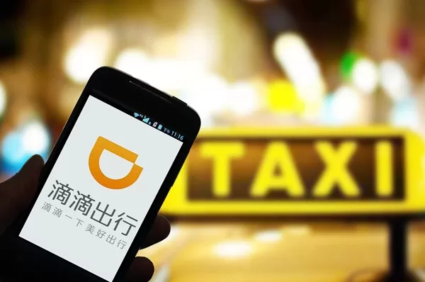 滴滴的AI出行助手「小迪」在過去一週的活躍用戶數較年初增長了37倍，其中超過40%為00後世代。隨著清明節假期來臨，滴滴預測叫車高峰將於4月3日下午4點開始，樞紐需求年增239%，城際出行量增長近40%。該AI助手現已整合超過90種服務標籤，能運用自然語言規劃行程並匹配合適車輛。滴滴強調 業界正從交通流量競爭轉向以AI驅動的效率與體驗