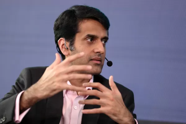 Kabir Narang, partenaire fondateur de B Capital, a quitté la société mondiale de capital-risque. Il met en place une nouvelle plateforme d'investissement prévue pour 2026, axée sur la technologie, l'IA et les flux de capitaux mondiaux. Narang, qui a soutenu des startups indiennes comme Meesho et Khatabook, prendra également des participations personnelles dans des entreprises sélectionnées. B Capital a confirmé son départ et a déclaré que son portefeuille asiatique serait géré par les dirigeants actuels.