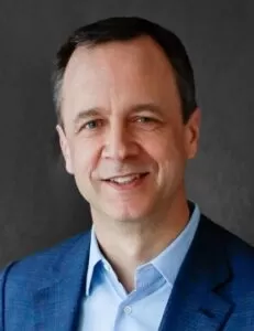 作者 Bob Morse 認為 AI 創新正從單純的發明轉向實際的商業應用，並將先進的 AI 定義為決策角色所需的高階主管。他將這個未來與傳統的 SaaS 模式做了對比，預測將從按使用者授權轉變為以結果為基礎的定價。Morse 引用投資組合公司 Netstock 的例子，指出使用者對於將庫存決策交由人工智能處理的信任度日益提高，突顯了向以結果而非使用量為價值的代理系統的廣泛轉變。