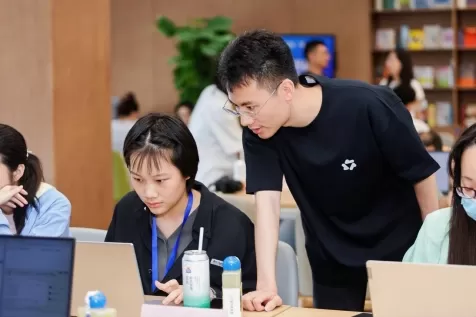 Une session de formation professionnelle sur l'IA organisée à Wuhan a attiré des participants âgés de 20 à 70 ans, parmi lesquels figuraient des anciens combattants, des jeunes diplômés et des mères au foyer. Les participants ont appris à utiliser des outils tels que Qwen pour optimiser leur CV, analyser les entreprises cibles et améliorer leur efficacité au travail, soulignant ainsi le rôle de l'IA dans les reconversions professionnelles et la recherche d'emploi.