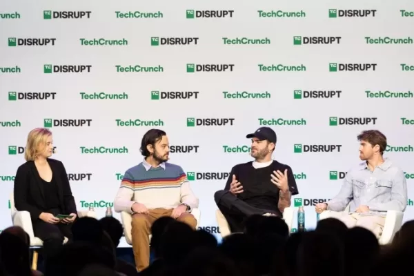 Chainsmokers的Drew Taggart和Alex Pall由Chainguard的创始人Dan Lorenc加入了TechCrunch Disrupt Disrupt 2024 Day 2,2024年10月29日星期二在旧金山举行。 (摄于Barak Shrama/ Slava西装外套摄影)