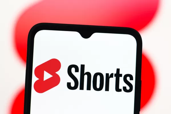 YouTube首席执行官尼尔·莫汉宣布，该平台即将允许创作者使用AI生成的个人形象制作短视频。新工具将帮助创作者管理AI形象的使用权限。平台同时采用检测技术，防止他人未经授权使用创作者形象，并支持内容下架请求。YouTube旨在打击低质量AI内容，同时通过图片发布等新形式拓展短视频功能。