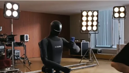 Xiaomi stellt humanoiden Roboter mit bionischer Hand vor, der Handys greifen und Fotos machen kann