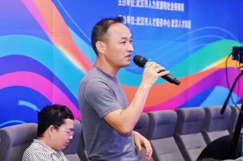 武汉举办的一场人工智能职业培训课程吸引了20多岁至70多岁的参与者，其中包括退伍军人、应届毕业生和全职妈妈。学员们学习了如何使用Qwen等工具来优化简历、分析目标公司并提高工作效率，这凸显了人工智能在职业转型和求职过程中的作用。