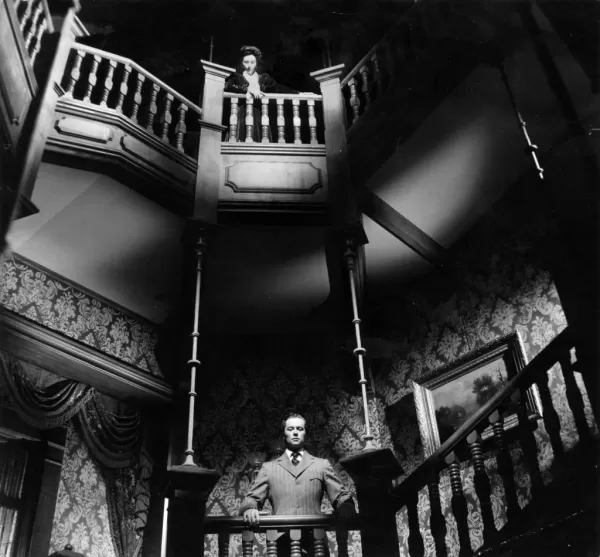 La startup Fable, spécialisée dans l'IA, prévoit de recréer les 43 minutes perdues du film d'Orson Welles The Magnificent Ambersons à l'aide de l'IA et de la réalisation traditionnelle, bien qu'elle ne dispose pas des droits ou de l'approbation de la succession de Welles. Le projet est critiqué pour être un 