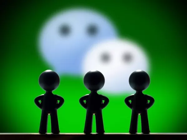 騰訊正加速將 AI 代理整合至微信，並測試一款能處理多項任務的原型。針對正式上線的合規審核程序可能於本月啟動，隨後將分階段向外部用戶推出。該代理旨在強化微信作為超級應用程式的生態系統，顯示其正朝向以 AI 驅動的互動模式轉型。最終發布日期尚不確定。