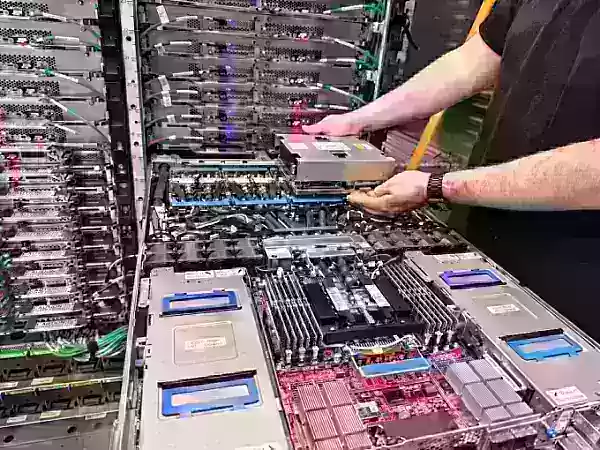 Amazonの「Trainium」ラボの特別ツアー――Anthropic、OpenAI、さらにはAppleをも魅了したチップ