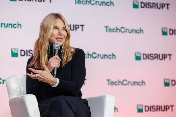 OpenAI stellt Denise Dresser, CEO von Slack, als neuen Chief Revenue Officer ein. Dresser, die über 14 Jahre bei der Slack-Muttergesellschaft Salesforce tätig war, wird die Umsatzstrategie von OpenAI leiten. Der Schritt zielt darauf ab, den Einsatz von KI in Unternehmen zu fördern, während OpenAI nach einem Weg zur Profitabilität sucht.