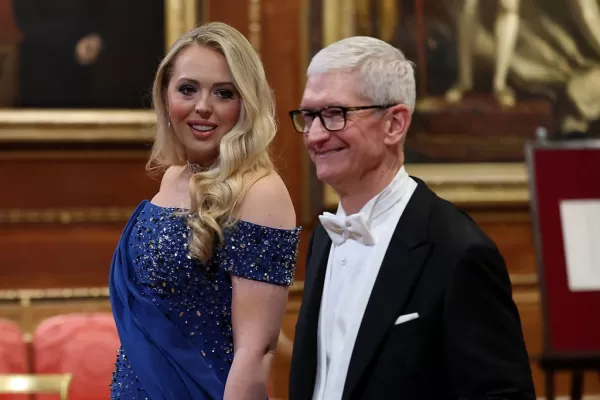 Les plus grands PDG de la technologie, dont Jensen Huang de Nvidia, Tim Cook d'Apple et Sam Altman d'OpenAI, ont assisté au banquet d'État britannique organisé pour le président Trump, alors que les États-Unis investissent 42 milliards de dollars dans l'IA et la technologie quantique. Les États-Unis et le Royaume-Uni ont signé un accord de prospérité technologique pour stimuler la collaboration dans les domaines du nucléaire, de l'IA et de la technologie quantique, ce qui témoigne de l'influence politique croissante de la technologie.
