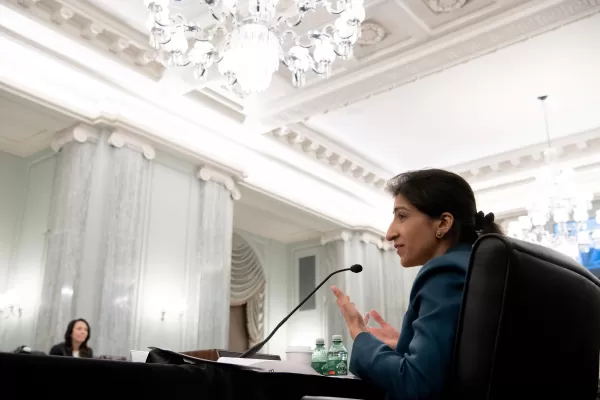 A FTC, sob a administração Trump, removeu três postagens de blog da era Lina Khan que abordavam riscos de IA e IA de código aberto. Isso faz parte de um padrão mais amplo de remoções de conteúdo que se alinha a uma mudança no sentido da desregulamentação e do afastamento de prioridades anteriores, como a segurança da IA.