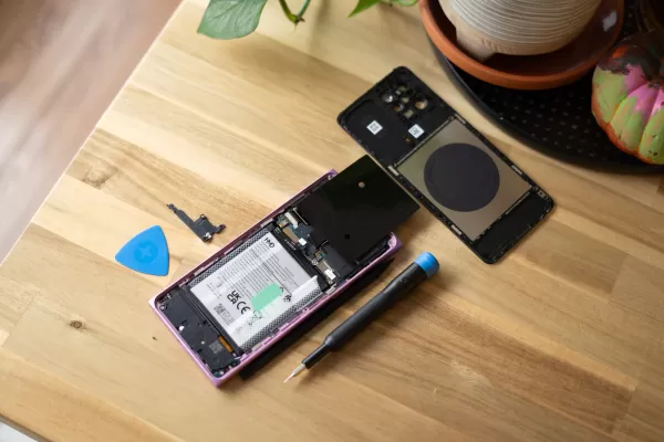 HMD Skyline 手機展示移除背板後的模組化設計