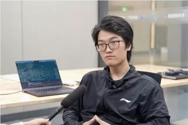 O Alipay lançou o Prêmio Agente Emergente na Conferência Bund, com um prêmio anual de 10 milhões de yuans. A competição permite que não programadores submetam desejos de cenários da vida para que desenvolvedores criem agentes de IA. Um desenvolvedor de Hangzhou submeteu mais de 100 entradas usando ferramentas de IA, direcionadas a problemas cotidianos específicos. O Alipay esclareceu que o prêmio principal de 1 milhão de yuans é concedido separadamente de outros pools de prêmios para evitar conflitos. A iniciativa visa conectar a oferta de serviços inteligentes às necessidades fragmentadas do estilo de vida, oferecendo obras finalistas integração no ecossistema do Alipay para oportunidades comerciais. O registro está aberto pelo site oficial ou pelo aplicativo do Alipay.