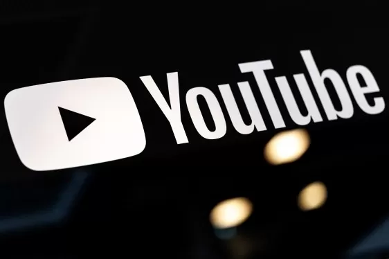 YouTube teste une fonctionnalité de recherche basée sur l'IA proposant des réponses guidées