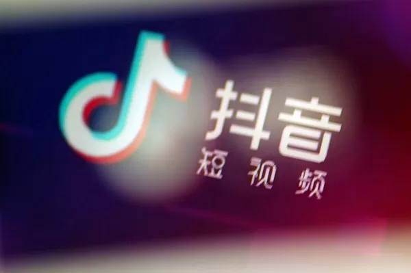 Xiaomi lanzó un agente de reclutamiento basado en inteligencia artificial que utiliza su modelo Mimo para la comparación de currículos y el reclutamiento en campus. Tencent presentó Codename Craft, una plataforma que genera mundos de juegos a través del lenguaje natural. iFlytek debutó gafas inteligentes equipadas con el asistente GlassClaw para traducciones en tiempo real. El modelo de reconocimiento de voz de Alibaba ocupó el primer lugar en las clasificaciones globales. OpenAI amplió los accesos publicitarios dirigidos a los usuarios gratuitos de ChatGPT.