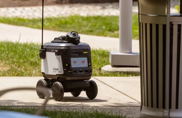 Robot.com 與索迪斯合作,推出更多人行道配送機器人