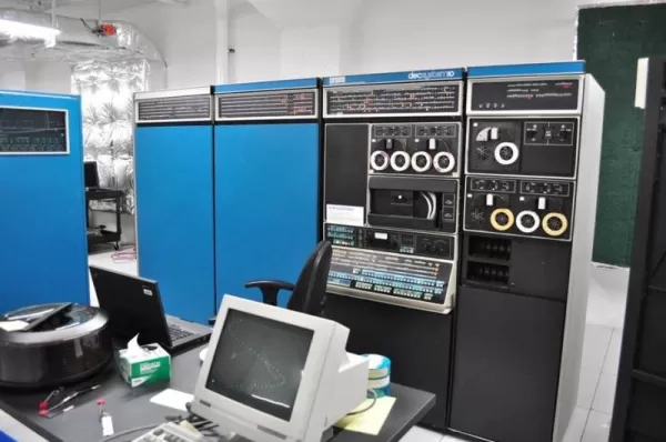DEC System 10; Source: By Joe Mabel, CC BY-SA 3.0.