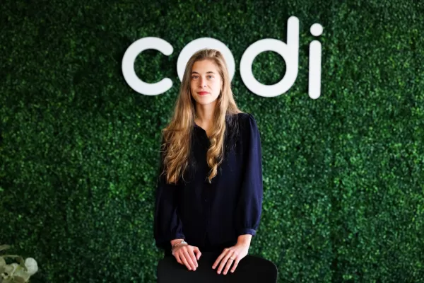 A Codi, uma startup apoiada pela Andreessen Horowitz, lança sua primeira plataforma de IA para automatizar totalmente a logística de escritórios O produto SaaS de IA coordena fornecedores para tarefas como limpeza e reabastecimento, substituindo o gerenciamento manual Atingiu 100.000 ARR em cinco semanas durante a versão beta e assinou contrato com 40 empresas, incluindo a TaskRabbit A plataforma tem como objetivo economizar centenas de horas de administração e reduzir custos em comparação com a contratação de um gerente de escritório