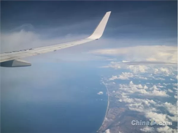 中國東方航空攜手阿里巴巴旗下AI平台「千問」與旅遊平台「飛居」，推出人工智慧旅遊預訂服務。乘客現可透過語音指令查詢及預訂航班，並享有專屬補貼優惠。此合作將航空服務模式從傳統搜尋轉向智能對話，簡化購票流程。合作夥伴計劃將AI整合擴展至更廣泛的旅遊及生活服務領域。