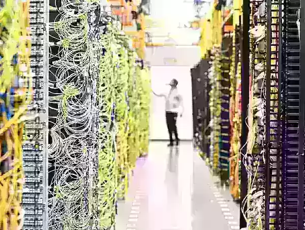 アマゾン、データセンターの拡張にAIとクリーンエネルギーを活用