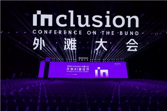 Die „Inclusion Outer Bank Conference 2026“ wurde am 10. September in Shanghai eröffnet und konzentriert sich auf den Wandel der KI von der Entwicklung hin zur praktischen Umsetzung. Mit über 600 Referenten, darunter der Nobelpreisträger Thomas Sargent und Wang Jian von Alibaba Cloud, befasst sich die Veranstaltung mit wirtschaftlicher Umstrukturierung und dem intelligenten Sprung nach vorn. Auf einer 15.000 m² großen Ausstellungsfläche werden KI-Agenten bei der Abwicklung von Transaktionen, verkörperte Intelligenz in der Robotik sowie der Einzug der KI in den Alltag präsentiert. Mit 300 Technologieunternehmen und Teilnehmern aus 50 Ländern zeigt die Konferenz, wie KI durch neue Dynamiken von Angebot und Nachfrage die Industrie und das soziale Wohlergehen neu gestaltet.