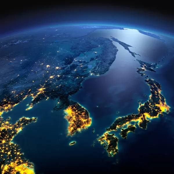 韓国、国内AI企業5社（LG AI Research、SK Telecom、Naver Cloud、NC AI、新興企業Upstage）に3億9,000万ドルを投資し、外国技術への依存を減らす主権大規模言語モデルを開発。LGは効率性を重視し、SKテレコムは通信データを活用し、ネイバークラウドはAIをサービスに組み込み、アップステージは国際競争力を目指し、費用対効果の高いモデルを構築する。