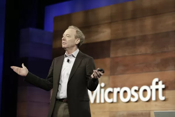 微軟在內部調查發現以色列國防部使用 Azure 雲端與 AI 服務大規模監控巴勒斯坦人後，暫停以色列國防部使用 Azure 雲端與 AI 服務。這項決定是在 8 月《衛報》報導指稱加沙和西岸的電話監控資料儲存後做出的。微軟禁止將技術用於民用監控。在與以色列的關係受到抗議的情況下，檢討仍在進行中。