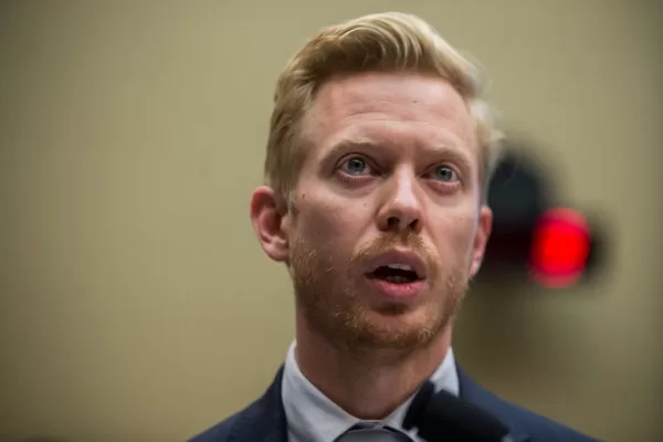 RedditのCEOであるスティーブ・ハフマンは、AIチャットボットは主要なトラフィックドライバーではないと述べ、主なソースとしてGoogle検索と直接アクセスを挙げている。Redditは、売上高が68％増の5億8,500万ドル、デイリーアクティブユーザーが1億1,600万人という好調な第3四半期決算を報告している。