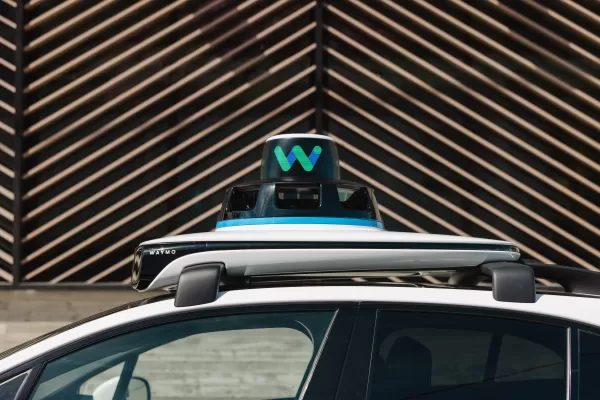 據研究人員 Jane Manchun Wong 所說，Waymo 正在整合 Googles 的 Gemini AI，作為其機器人axis 的車載助理。該 AI 旨在提升乘客體驗，可以回答問題，並控制車廂功能，如溫度和音樂。