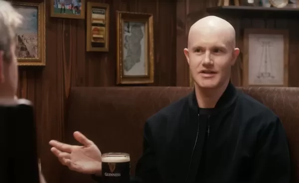 Coinbase-CEO Brian Armstrong hat Ingenieure entlassen, die sich weigerten, KI-Codierassistenten wie GitHub Copilot und Cursor auszuprobieren, nachdem das Unternehmen Unternehmenslizenzen erworben hatte. Armstrong ordnete ein Onboarding bis zum Ende der Woche an und hielt ein Treffen für nicht konforme Ingenieure ab. Einige mit triftigen Gründen wurden entschuldigt, andere wurden gekündigt, was zeigt, dass die Einführung von KI obligatorisch ist. Monatliche KI-Schulungen werden nun abgehalten, um bewährte Verfahren auszutauschen.