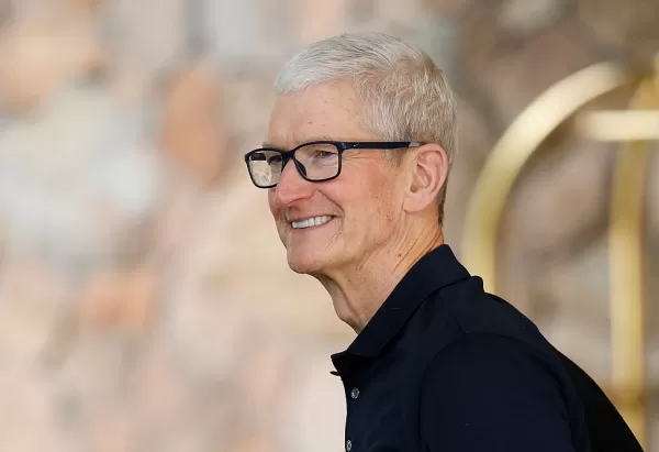 蘋果公司執行長 Tim Cook 在 2025 年第四季的財報電話會議中表示，該公司正透過收購與合作追求人工智慧的成長，並確認由人工智慧驅動的 Siri 仍將於 2026 年推出。