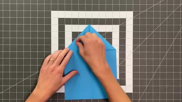 Apprenez à plier l'avion en papier Bosklapper grâce à ce guide étape par étape.