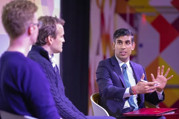 El ex primer ministro británico Rishi Sunak se une a Microsoft y Anthropic como asesor principal, lo que suscita preocupación por su posible ventaja injusta debido a su acceso a información gubernamental privilegiada Acoba señaló los riesgos en torno a la regulación de la IA Sunak se comprometió a evitar el asesoramiento político en el Reino Unido y donar su salario a la caridad Anteriormente consiguió un acuerdo de 25.000 millones con Microsoft para centros de datos en el Reino Unido También asesora a Goldman Sachs, Bain Capital y Makena Capital, siguiendo una tendencia de transición de los políticos británicos a funciones tecnológicas, como Nick Clegg en Meta.