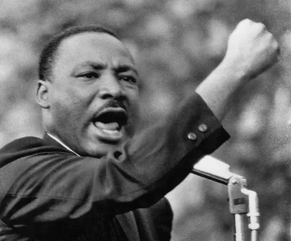 OpenAI impidió que su generador de vídeo Sora AI creara representaciones de Martin Luther King Jr. tras una petición de su patrimonio por contenidos irrespetuosos generados por los usuarios La empresa declaró que las figuras públicas y sus patrimonios deben controlar el uso de su imagen.